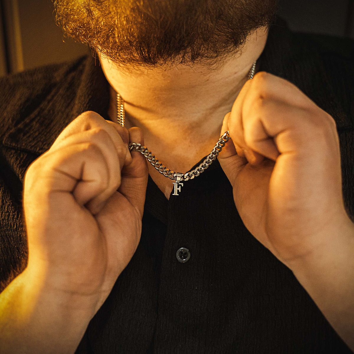 Kubanische Initial Kette getragen